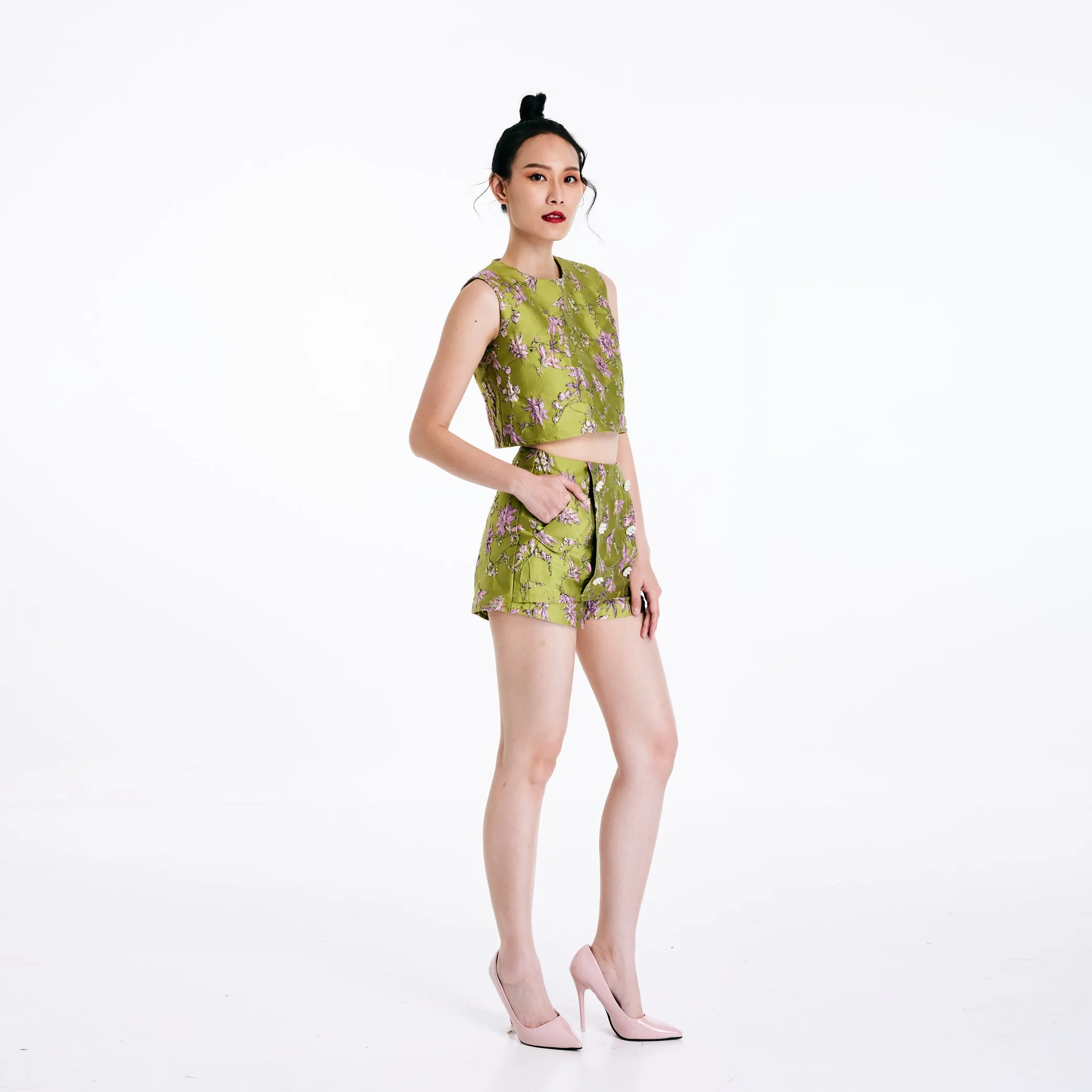 Sure, I can help with that. Lets optimize and add some modifiers to the product title while translating it to English. Heres a suggestion:

Bao Bao Womens Elegant Top with Metallic Accents - Sleeveless, Lightweight, and Breathable

Let me know if you need any more adjustments!