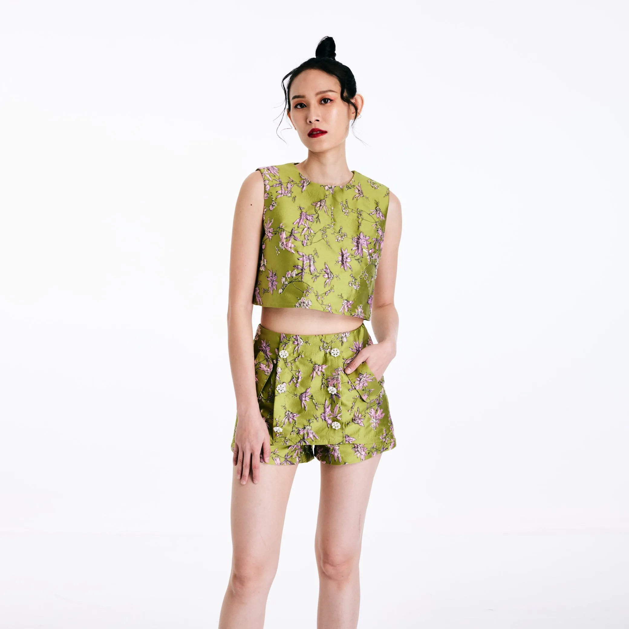 Sure, I can help with that. Lets optimize and add some modifiers to the product title while translating it to English. Heres a suggestion:

Bao Bao Womens Elegant Top with Metallic Accents - Sleeveless, Lightweight, and Breathable

Let me know if you need any more adjustments!
